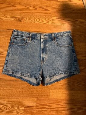ABERCROMBIE the mom short high rise